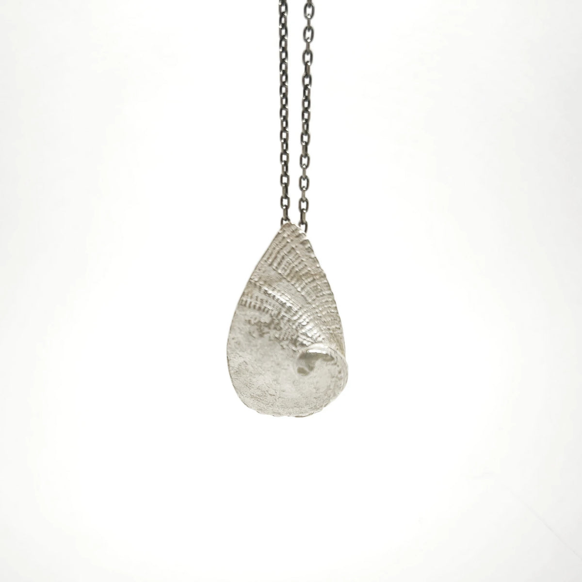 925 sterling silver pendent with the texture from a Fragment of an abalone. Design by Inês Almeida
