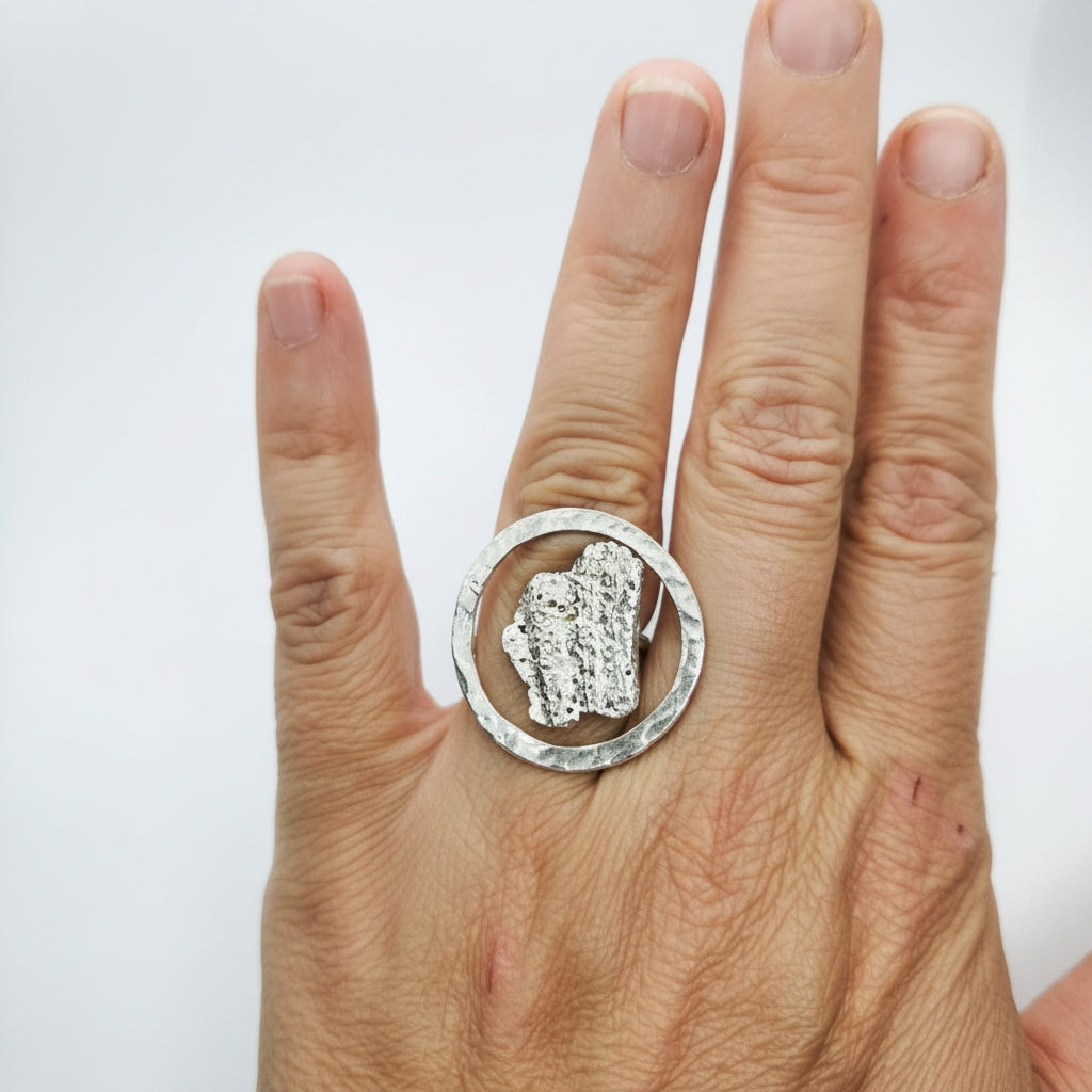 Women wearing a 925 sterling silver ring with the texture from a shell. Design by Inês Almeida