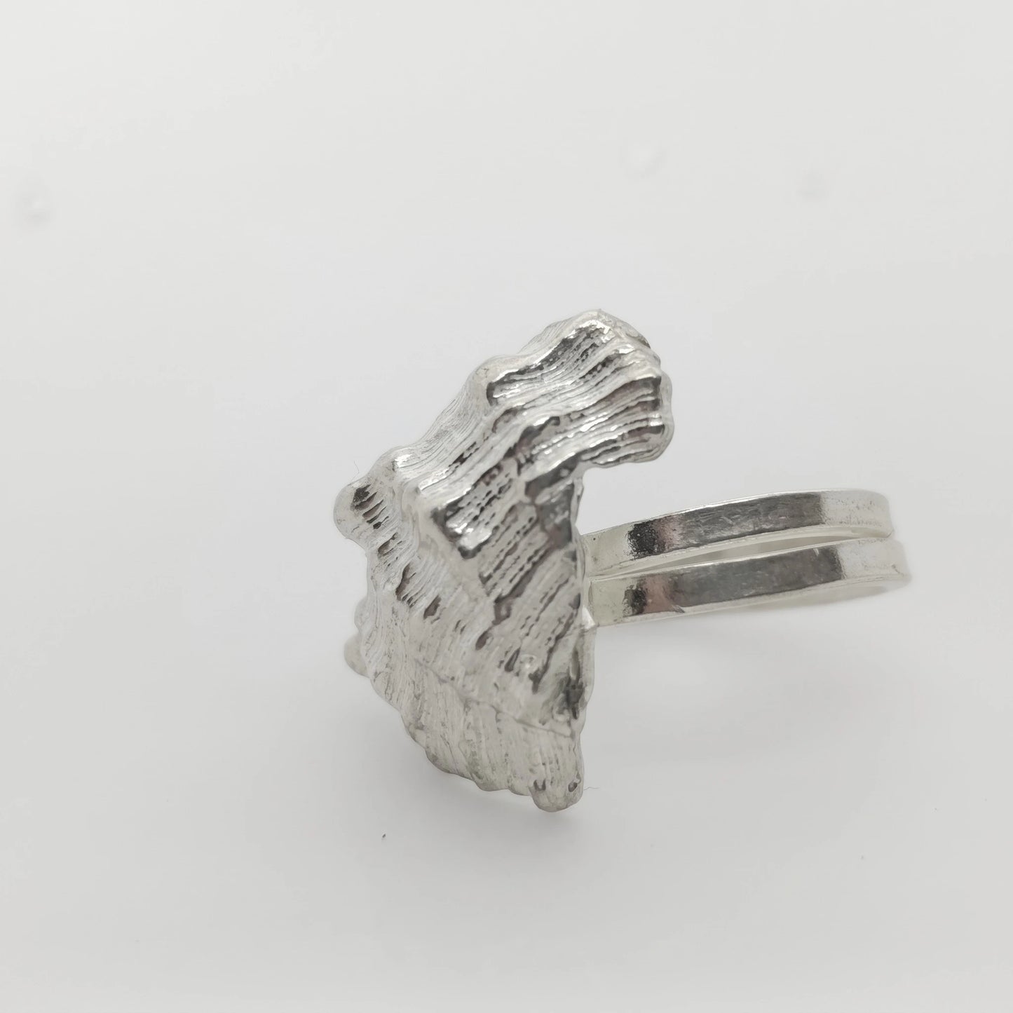 925 sterling silver ring with the texture from a conch shell. Design by Inês Almeida