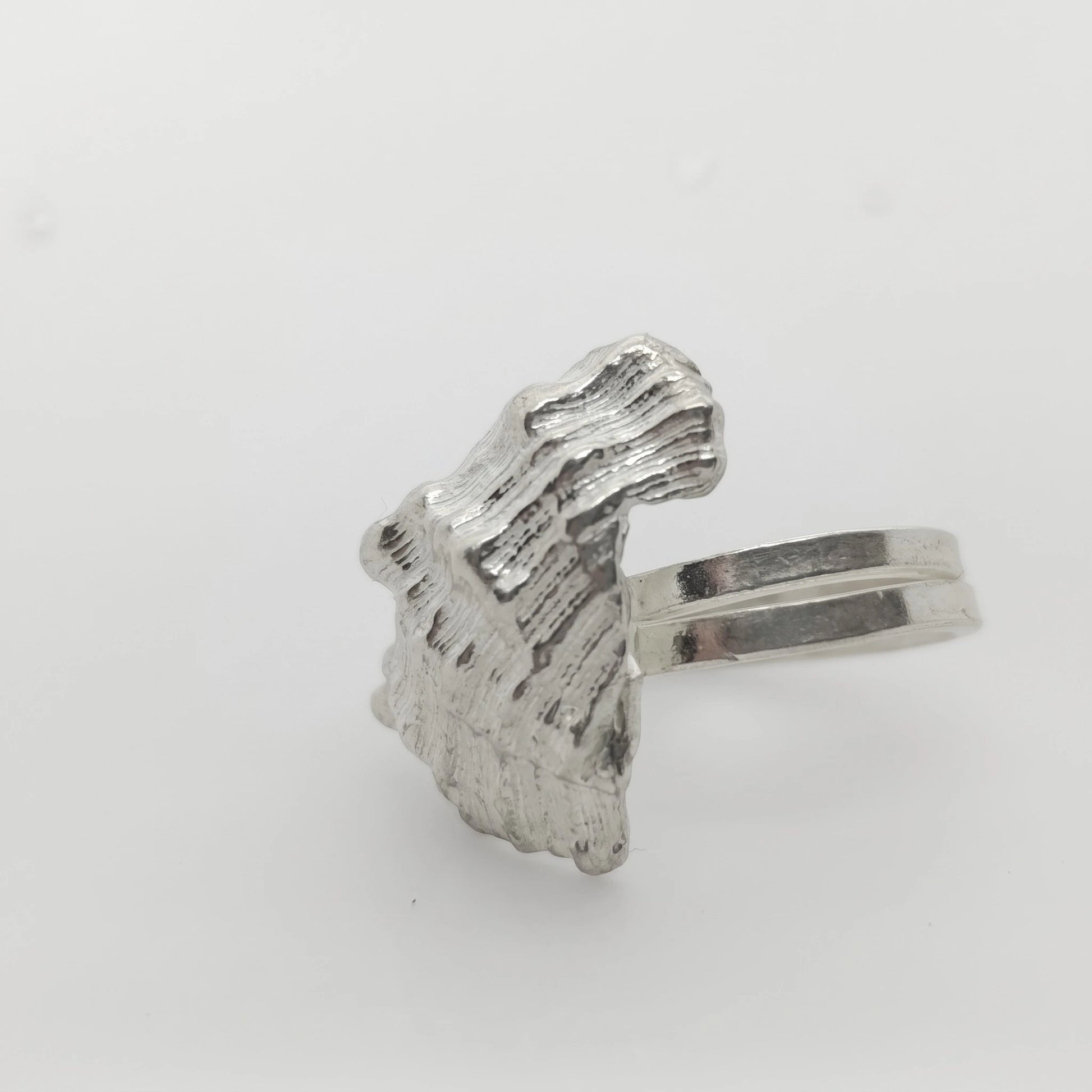 925 sterling silver ring with the texture from a conch shell. Design by Inês Almeida