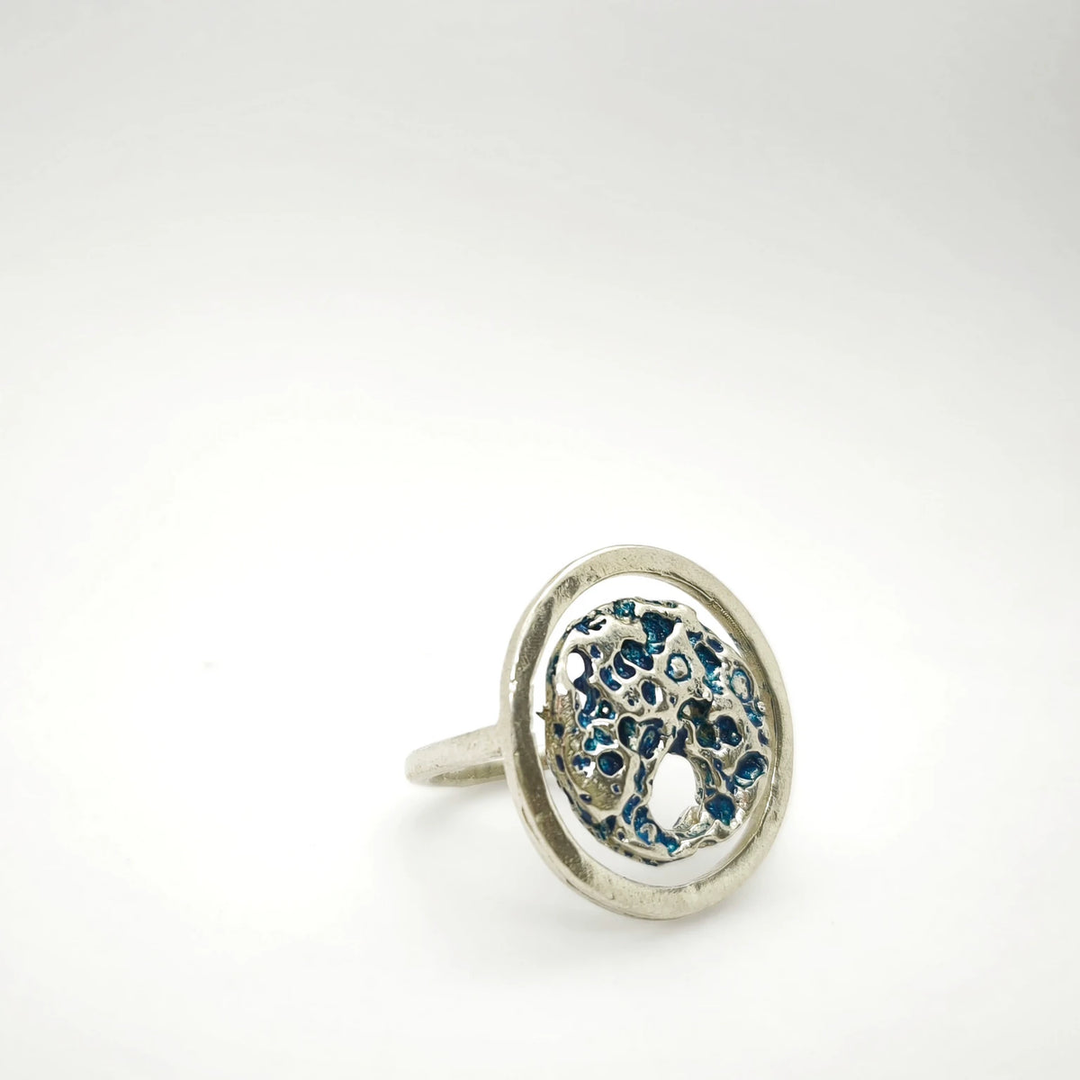 925 sterling silver ring with the texture from a shell painted with blue. Design by Inês Almeida