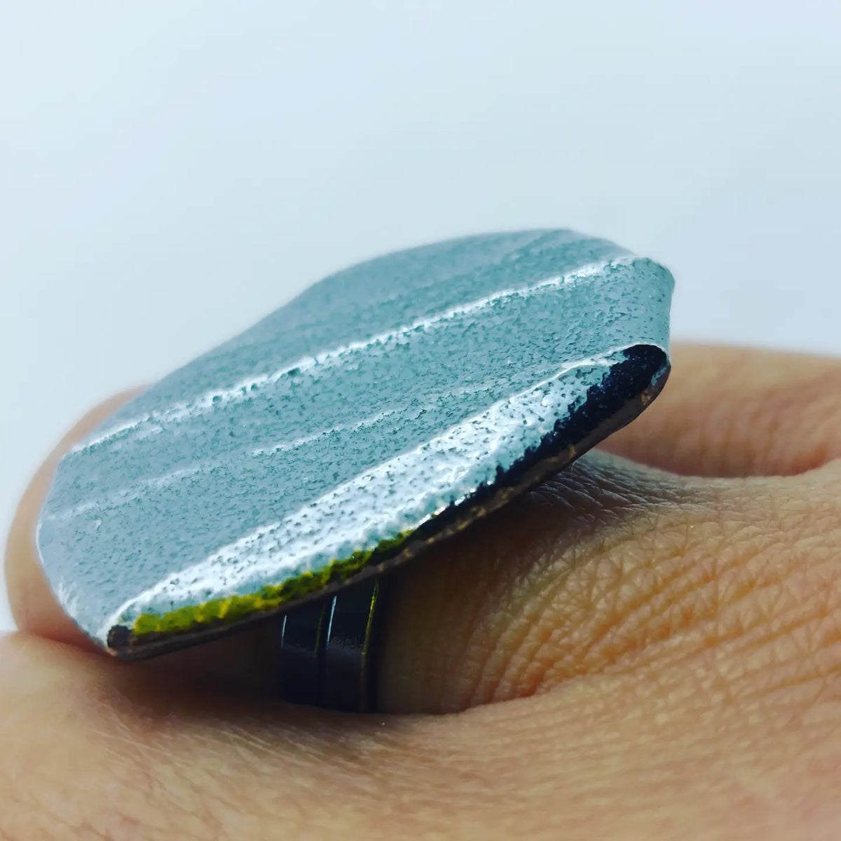 Inês Almeida 925 sterling silver rings size guide chart featuring a hand wearing a silver ring and a measurement table with millimeter dimensions.